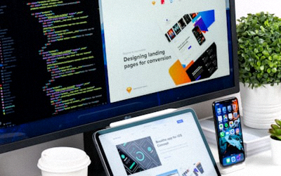 安装成功提示界面，以及电脑桌面上新生成的快连VPN软件图标特写