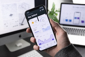 Android手机界面，展示快连VPN应用连接后的状态通知和服务器切换选项