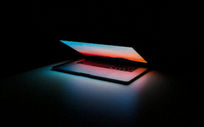 快连VPN客户端主界面，显示绿色的连接成功状态和世界地图服务器列表