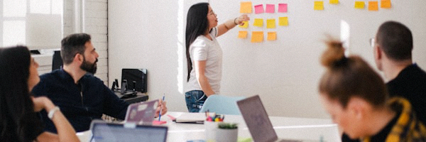 网站首页布局示意图，突出显示VPN服务介绍和安装指南的导航路径