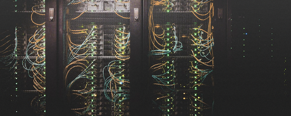 信息图展示快连VPN的五大优势：速度、隐私、多平台、解锁能力和客服，环绕着中心的地球图标